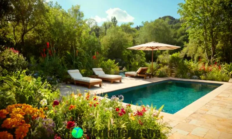 Piscina ecológica moderna rodeada de vegetación y flores, con personas disfrutando, paneles solares y sistemas de filtración natural