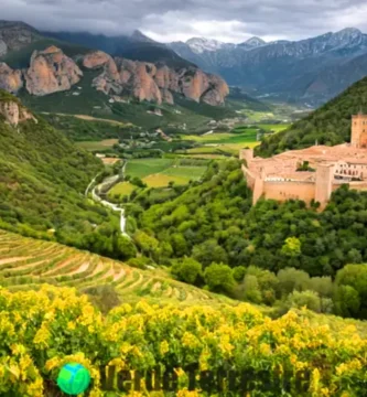 Paisaje vibrante de España que incluye montañas
