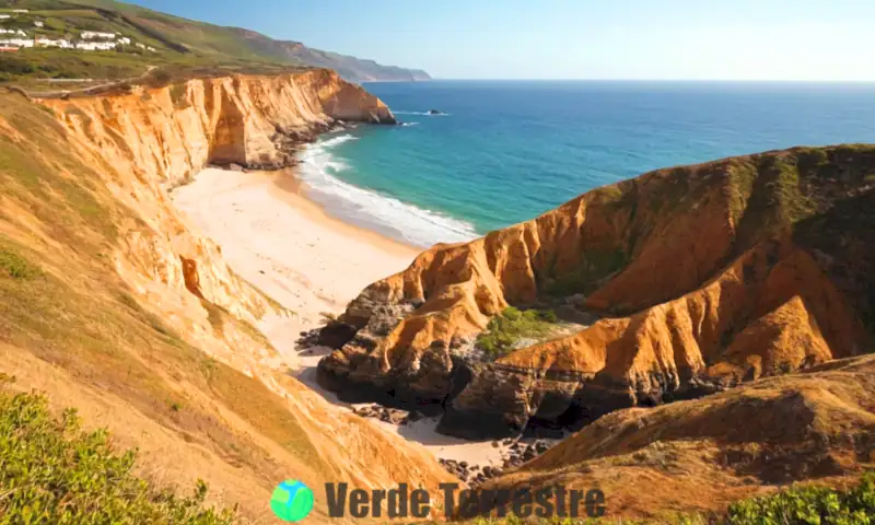 Paisaje costero realista que muestra acantilados erosionados