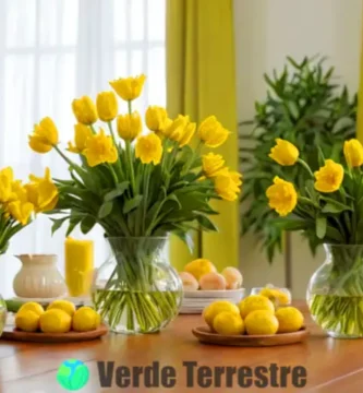 Arreglo de 20 flores amarillas en jarrones sobre una mesa de madera