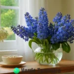 Arreglo elegante de diez flores azules en un hogar acogedor