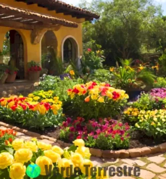 Flor de garambullo en pleno florecimiento en un jardín exuberante
