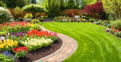 Jardín vibrante de primavera con diversas flores en pleno florecimiento bajo un cielo azul