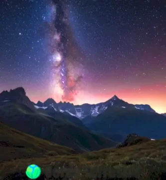 Cielo estrellado con montañas en silueta