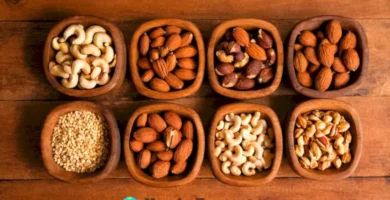 Variedad de nueces etiquetadas sobre una mesa de madera rústica