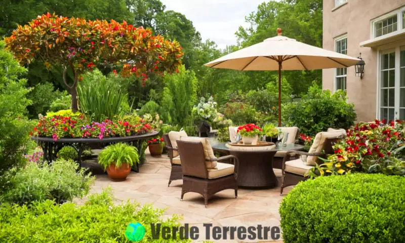 Patio al aire libre con 27 macetas de plantas coloridas, muebles elegantes y luz natural