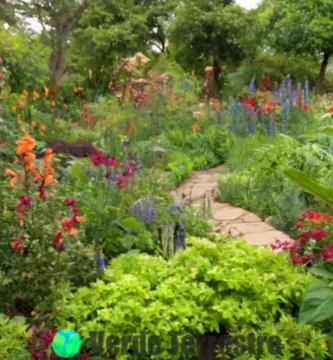 Jardín exuberante con plantas sexuales diversas
