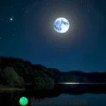 Una luna llena brillante en un cielo oscuro