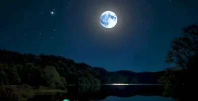 Una luna llena brillante en un cielo oscuro
