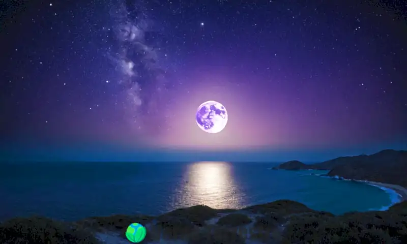 Portada de libro con una luna llena luminosa en un cielo estrellado, reflejando luz sobre un océano tranquilo, rodeada de nubes etéreas