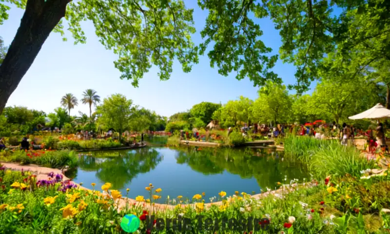 Escena de un parque ecológico con árboles verdes, flores vibrantes y personas participando en actividades sostenibles