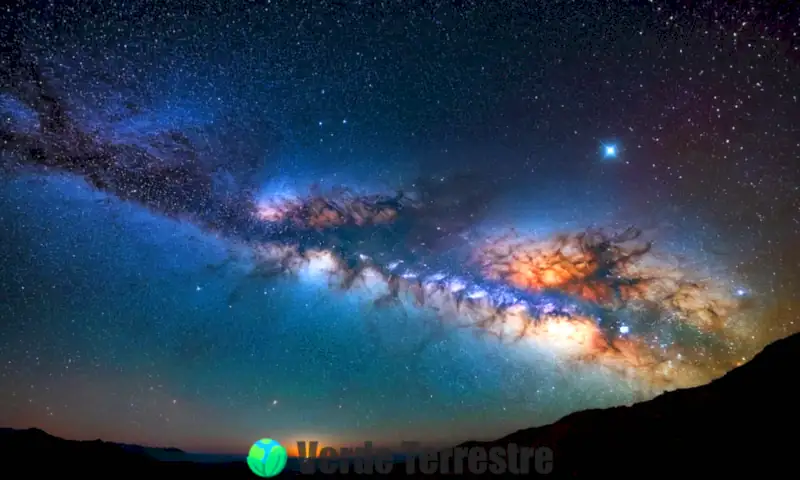 Vista deslumbrante de la Vía Láctea con estrellas de diversos colores y una atmósfera cósmica llena de nebulosas