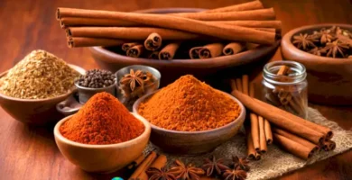 Cuatro tipos de canela exhibidos en una cocina acogedora con envases de especias y luz natural