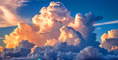 Portada artística que muestra diferentes tipos de nubes en un cielo vibrante con transiciones de azul a tonos de atardecer